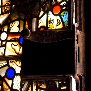 Poignée et serrure en métal sur porte en vitraux - France  - collection de photos clin d'oeil, catégorie portes